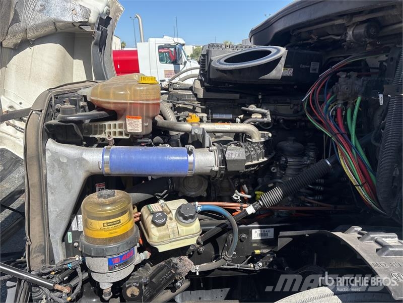Freightliner Cascadia 126 6x4 T/A Sleeper Truck Tractor Camiones tractor