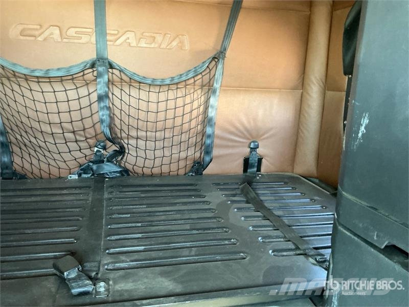 Freightliner Cascadia 6x4 T/A Sleeper Truck Tractor Tracteur routier