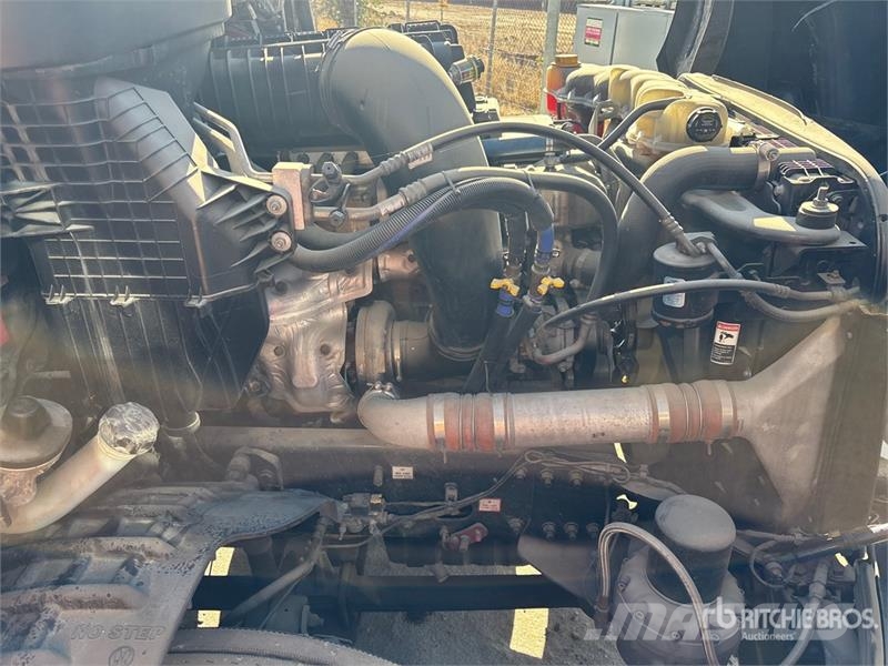 Freightliner Cascadia 126 6x4 T/A Sleeper Truck Tractor Sattelzugmaschinen