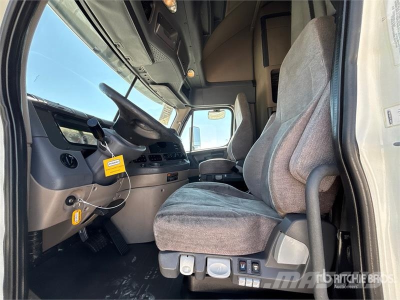 Freightliner Cascadia 125 6x4 T/A Sleeper Truck Tractor Тягачі