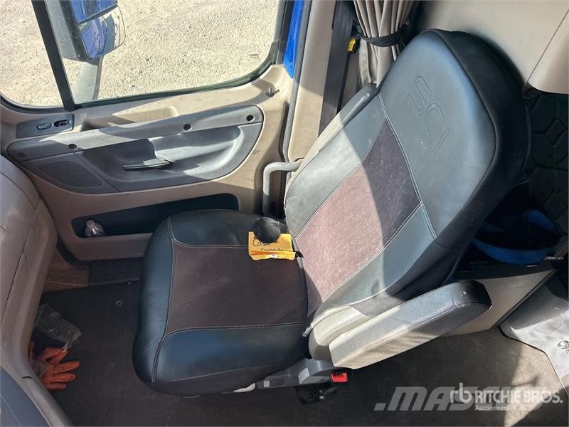 Freightliner Cascadia 125 6x4 T/A Sleeper Truck Tractor (Inoper Тягачі