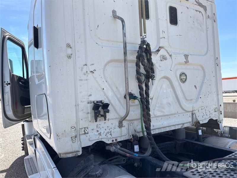 Freightliner Cascadia 125 6x4 T/A Sleeper Truck Tractor Tractor Units