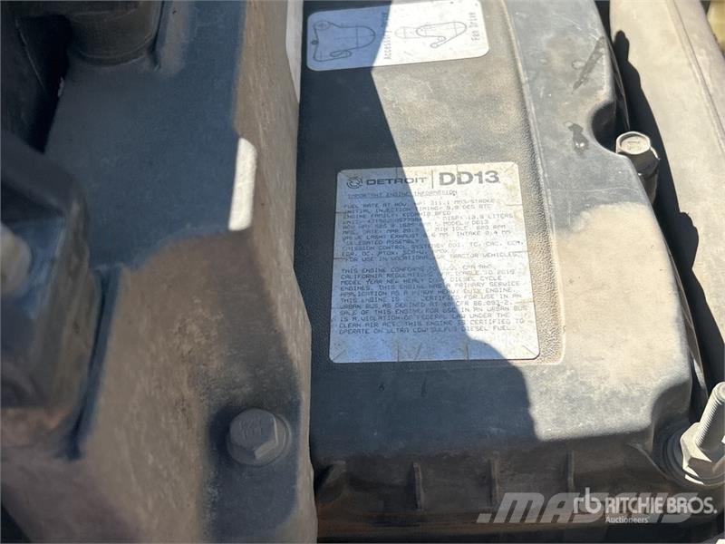 Freightliner Cascadia 125 6x4 T/A Dump Truck Camion benne