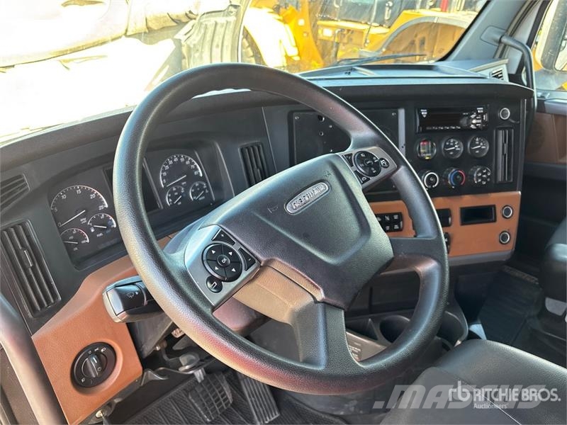 Freightliner Cascadia 126 6x4 T/A Sleeper Truck Tractor Nyergesvontatók