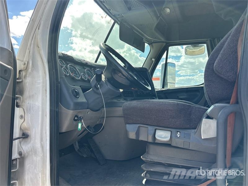 Freightliner Cascadia 125 6x4 T/A Sleeper Truck Tractor Тягачі