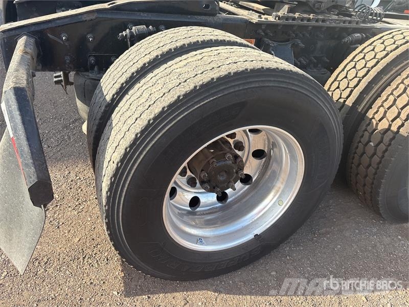 Freightliner Cascadia 126 6x4 T/A Sleeper Truck Tractor 牵引车