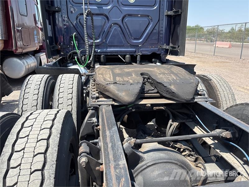 Freightliner Cascadia 125 6x4 T/A Sleeper Truck Tractor وحدات الجر