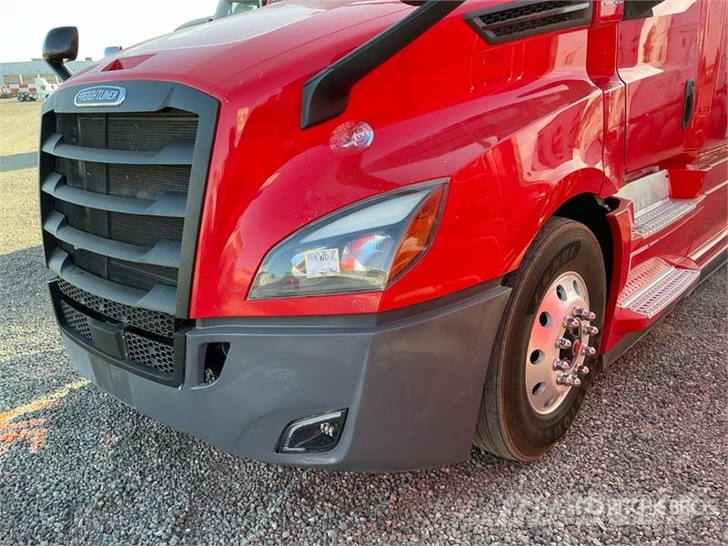 Freightliner Cascadia 126 T/A Sleeper Truck Tractor Tractor Units