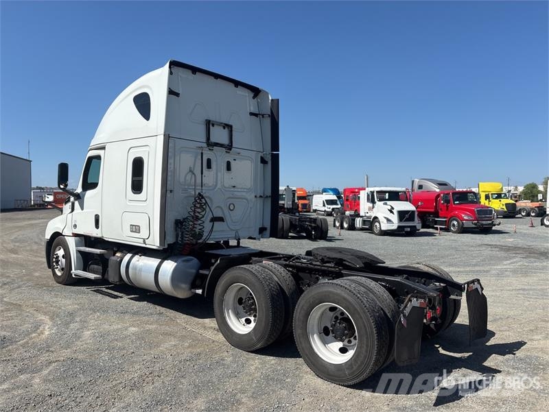 Freightliner Cascadia 126 6x4 T/A Sleeper Truck Tractor Camiones tractor