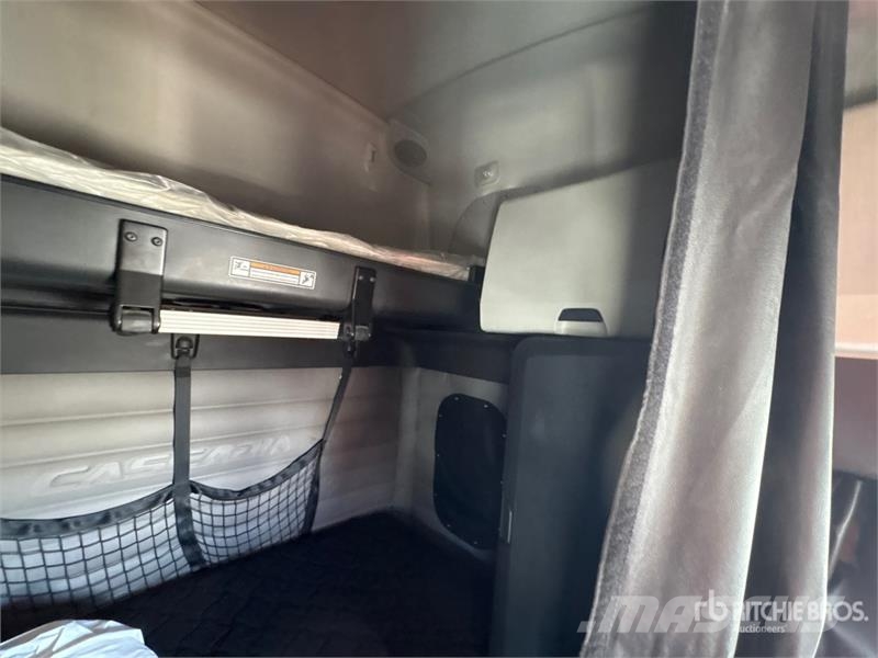 Freightliner Cascadia 126 6x4 T/A Sleeper Truck Tractor Nyergesvontatók