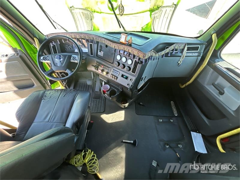 Freightliner Cascadia 126 T/A Sleeper Truck Tractor Vetopöytäautot