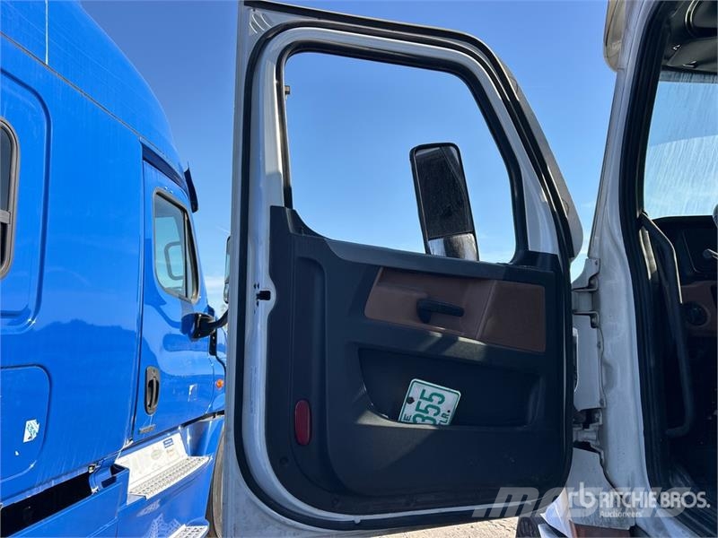 Freightliner Cascadia 6x4 T/A Sleeper Truck Tractor Тягачі