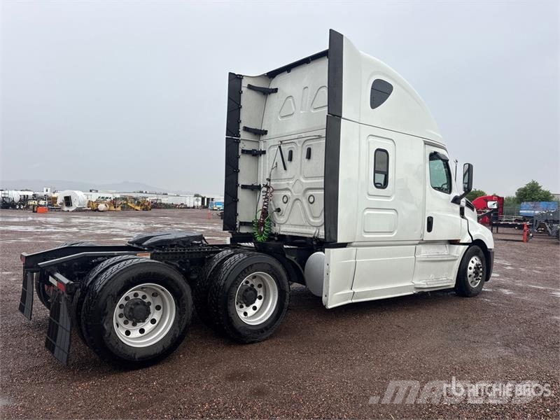 Freightliner Cascadia 126 6x4 T/A Sleeper Truck Tractor Tractor Units