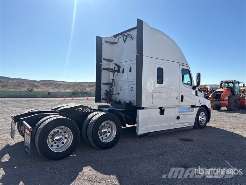 Freightliner Cascadia 126 6x4 T/A Sleeper Truck Tractor Trekkvogner