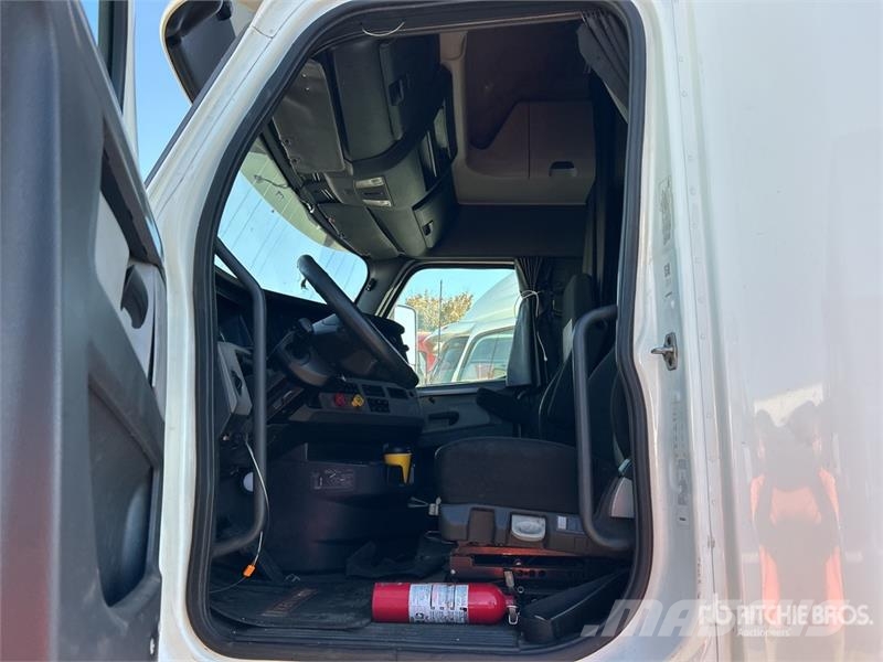 Freightliner Cascadia 126 6x4 T/A Sleeper Truck Tractor (Inoper Тягачі