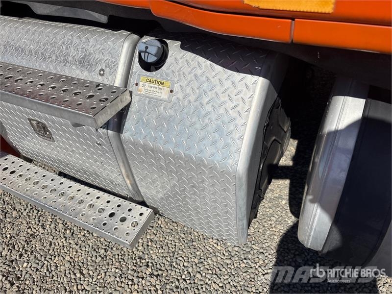 Freightliner Cascadia 125 6x4 T/A Sleeper Truck Tractor Vlačilci