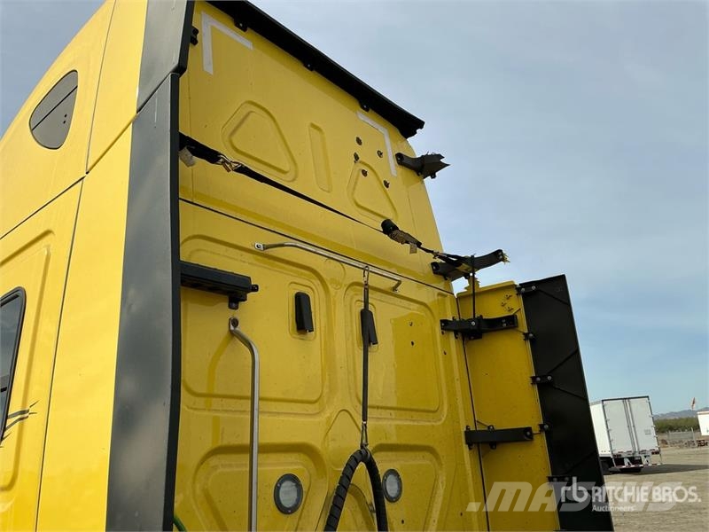 Freightliner Cascadia 126 6x4 T/A Sleeper Truck Tractor Vlačilci