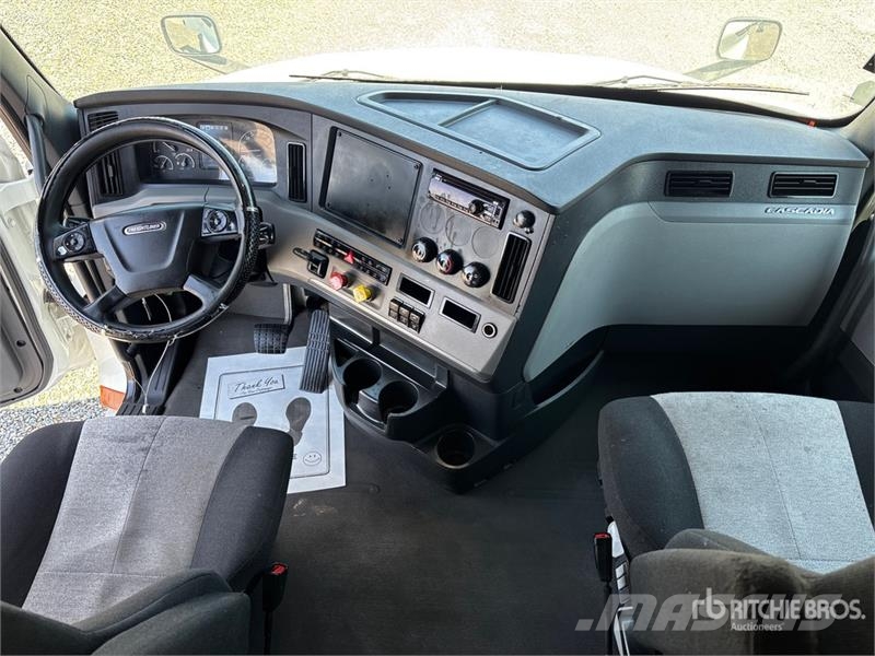 Freightliner Cascadia 126 6x4 T/A Sleeper Truck Tractor 트랙터 유닛