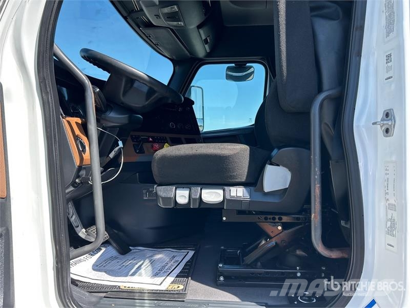 Freightliner Cascadia 126 6x4 T/A Sleeper Truck Tractor Sadulveokid