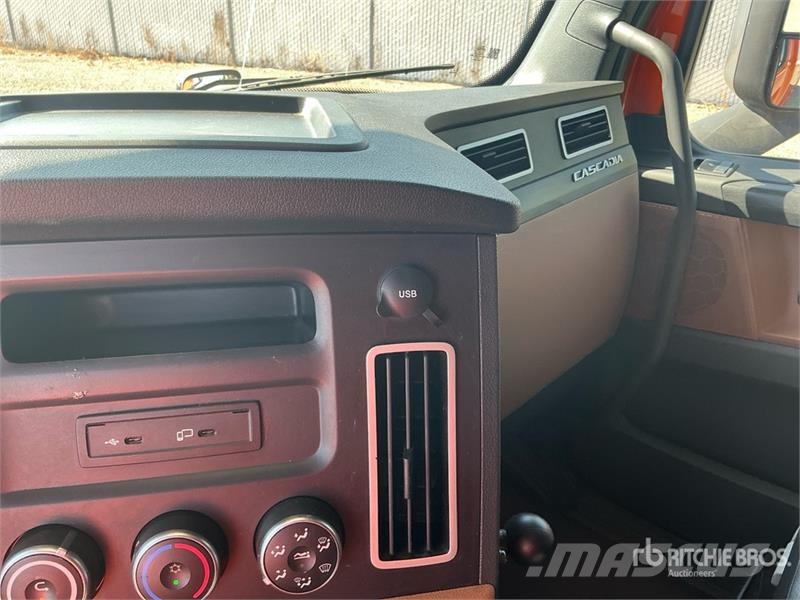 Freightliner Cascadia 126 6x4 T/A Sleeper Truck Tractor 트랙터 유닛