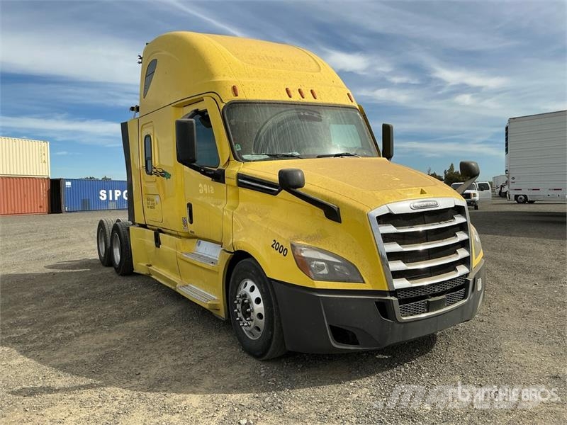 Freightliner Cascadia 126 6x4 T/A Sleeper Truck Tractor Vlačilci