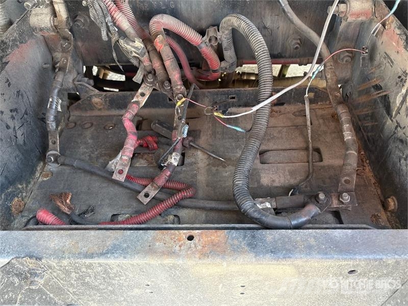 Freightliner Cascadia 125 6x4 Roll-Off Truck (Inoperable) شاحنات لوادر