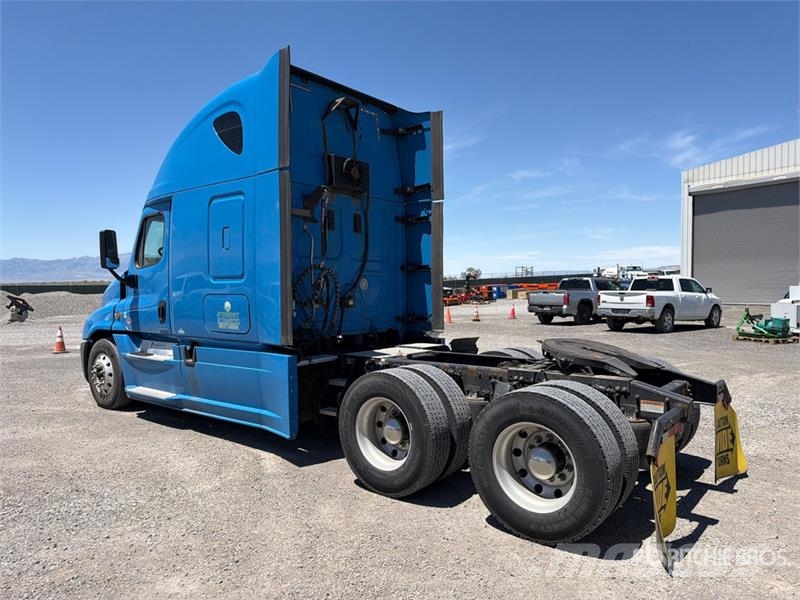 Freightliner Cascadia 125 6x4 T/A Sleeper Truck Tractor Vlačilci