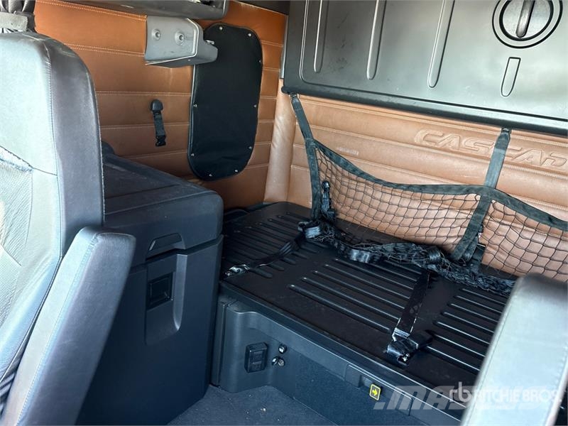 Freightliner Cascadia 126 6x4 T/A Sleeper Truck Tractor Vlačilci