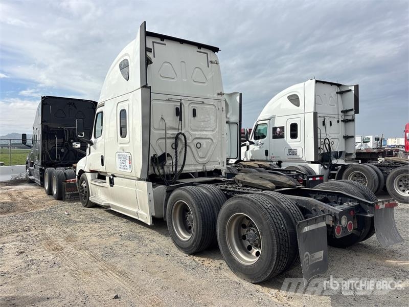 Freightliner Cascadia 126 6x4 T/A Sleeper Truck Tractor Тягачі