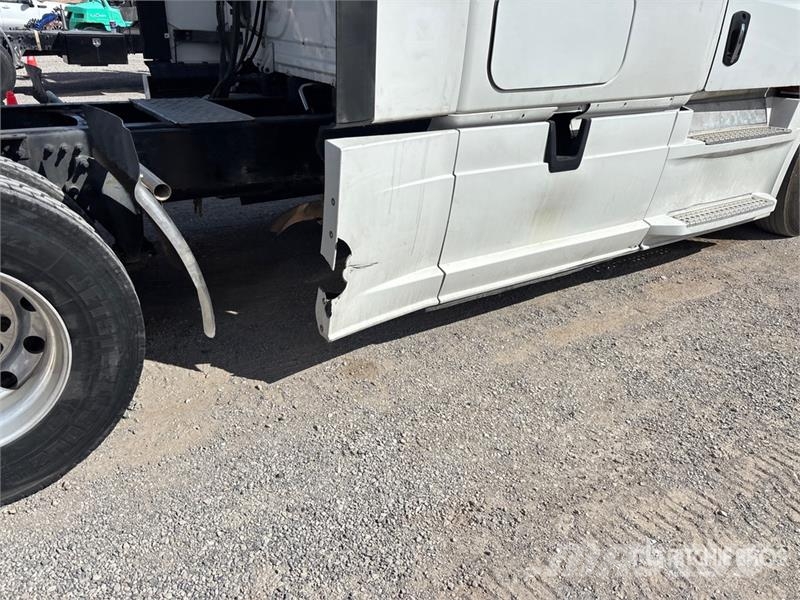 Freightliner Cascadia 126 6x4 T/A Sleeper Truck Tractor Тягачі