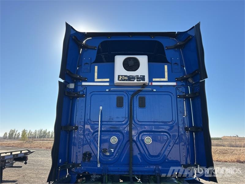 Freightliner Cascadia 125 6x4 T/A Sleeper Truck Tractor (Inoper Тягачі
