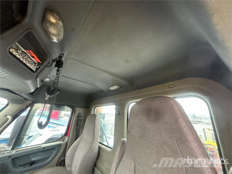 Freightliner Cascadia 125 8x4 Tri/A Day Cab Truck Tractor Vilcēji
