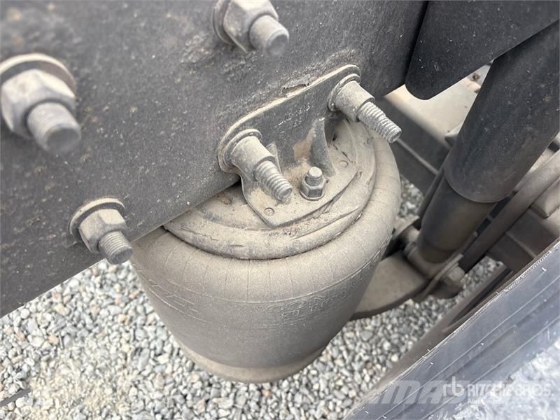 Freightliner Cascadia 126 6x4 T/A Sleeper Truck Tractor 中古トラクターヘッド | トレーラーヘッド