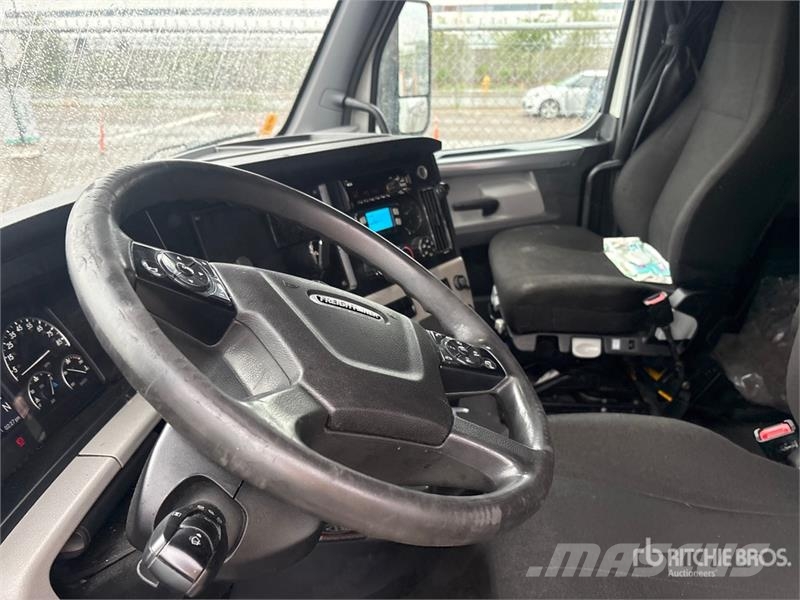 Freightliner Cascadia 126 6x4 T/A Sleeper Truck Tractor Tractor Units