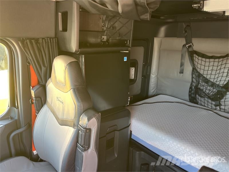 Freightliner Cascadia 126 6x4 T/A Sleeper Truck Tractor Sattelzugmaschinen