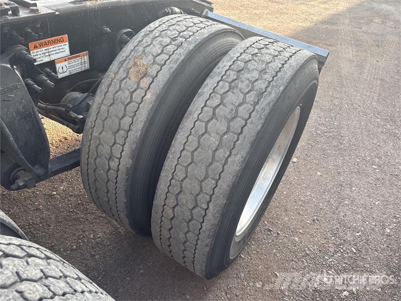 Freightliner Cascadia 126 6x4 T/A Sleeper Truck Tractor 牵引车