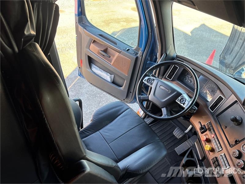 Freightliner Cascadia 126 6x4 T/A Sleeper Truck Tractor Vlačilci