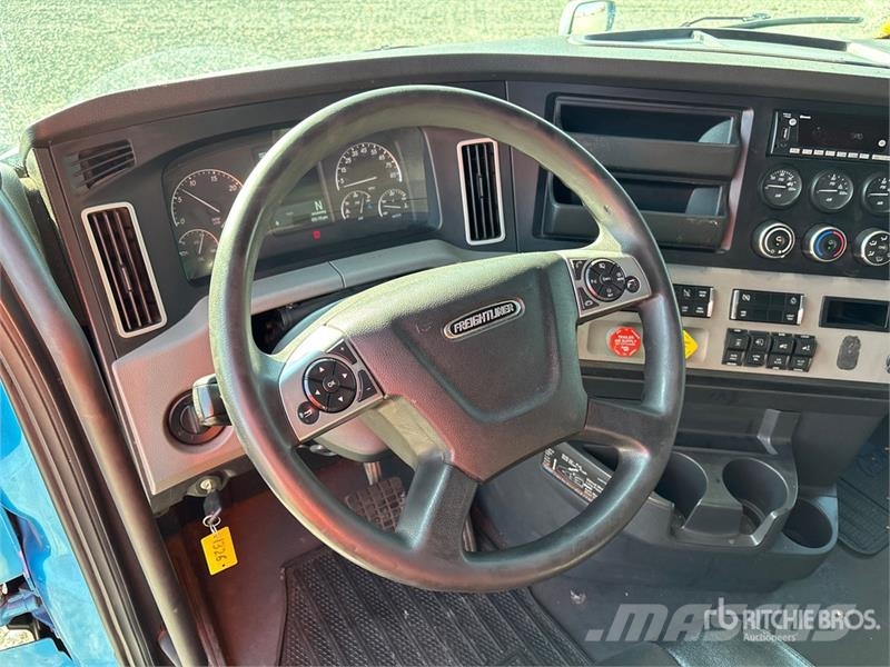 Freightliner Cascadia 126 6x4 T/A Sleeper Truck Tractor Тягачі