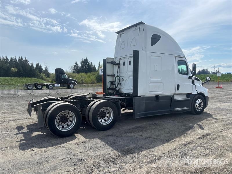 Freightliner Cascadia 126 6x4 T/A Sleeper Truck Tractor Vilcēji