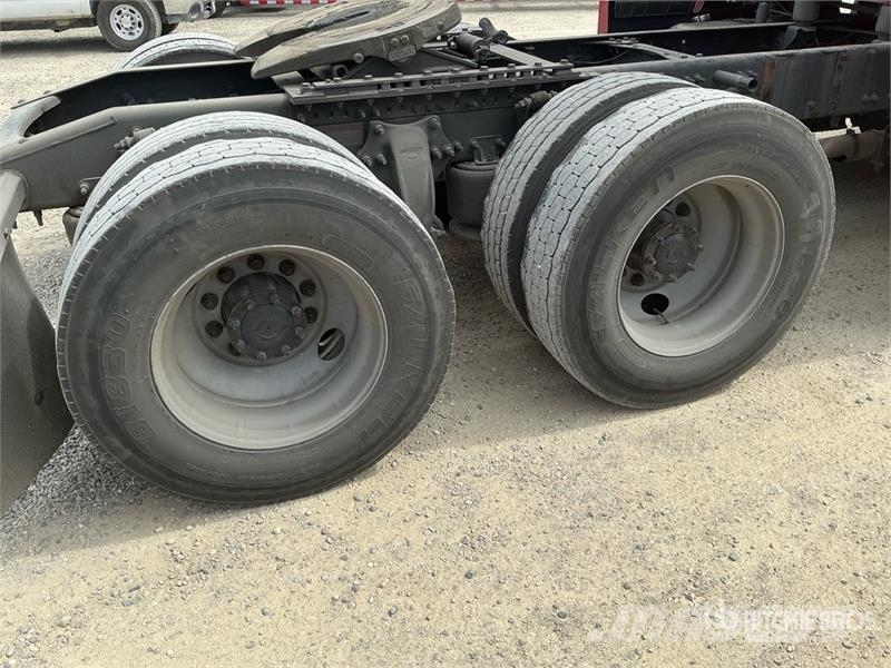 Freightliner Cascadia 126 6x4 T/A Sleeper Truck Tractor Тягачі