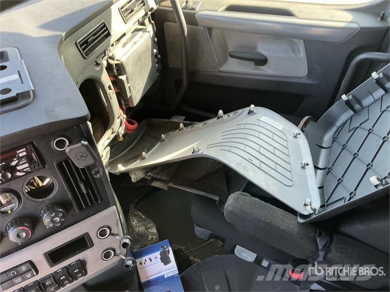 Freightliner Cascadia 126 T/A Sleeper Truck Tractor (Inoperable Тягачі