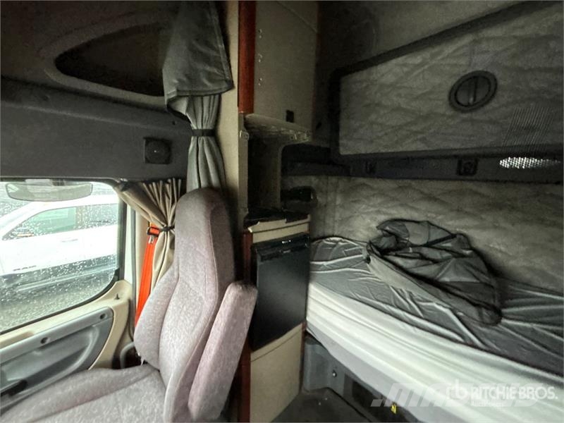 Freightliner Cascadia 125 T/A Sleeper Truck Tractor Naudoti vilkikai