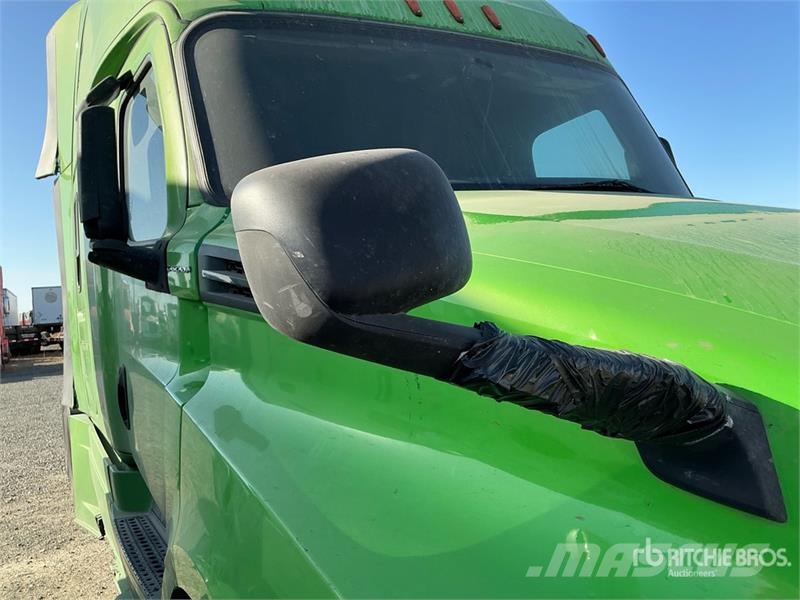 Freightliner Cascadia 126 T/A Sleeper Truck Tractor (Inoperable Тягачі