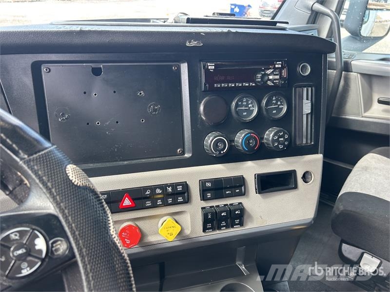 Freightliner Cascadia 126 6x4 T/A Sleeper Truck Tractor (Inoper Tracteur routier