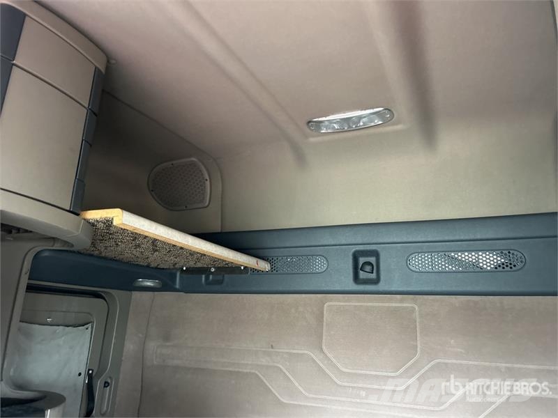 Freightliner Cascadia 125 6x4 T/A Sleeper Truck Tractor Cabezas tractoras