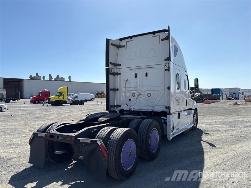 Freightliner Cascadia 126 6x4 T/A Sleeper Truck Tractor Nyergesvontatók