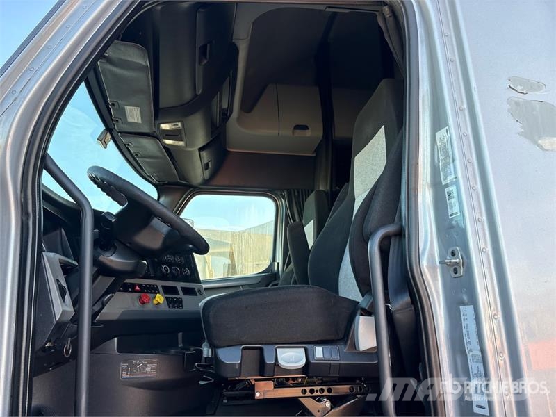 Freightliner Cascadia 126 T/A Sleeper Truck Tractor Tegljači