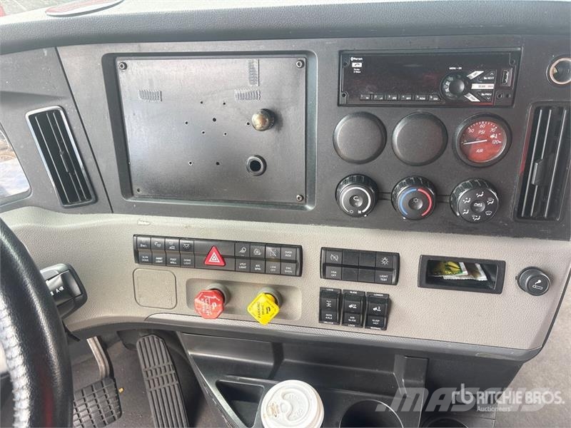 Freightliner Cascadia 126 6x4 T/A Sleeper Truck Tractor Nyergesvontatók