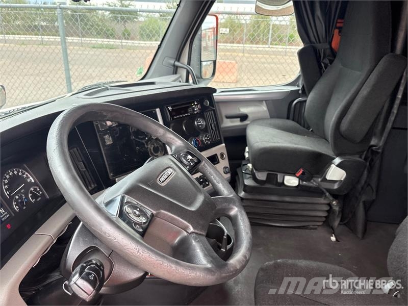 Freightliner Cascadia 126 6x4 T/A Sleeper Truck Tractor Tegljači