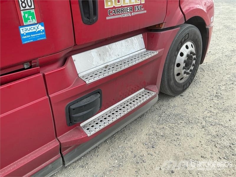 Freightliner Cascadia 126 6x4 T/A Sleeper Truck Tractor Тягачі